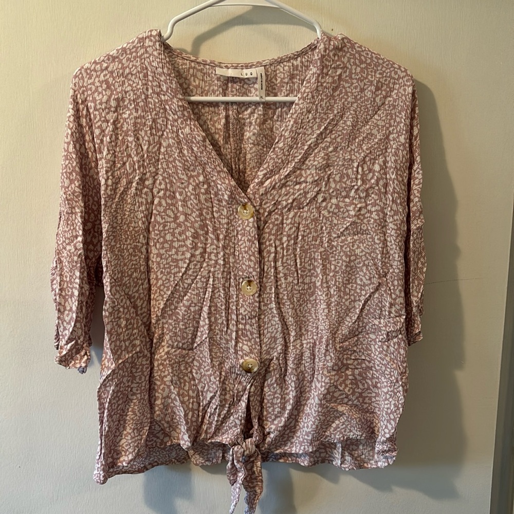 Short sleeve tie top with buttons